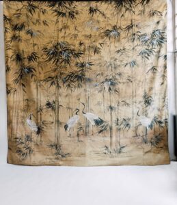 Colcha tapiz bonita Garzas Coordonné colocado en pared, composición exótica garzas y vegetación, fondo oro. Algodón lino.