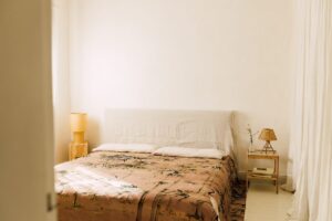 Habitación luminosa con colcha tapiz bonita Garzas Coordonné en Fernández Textil, diseño rosa 440 gr/m2, comprar online.