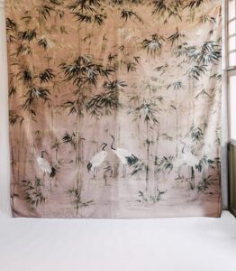 Colcha tapiz bonita Garzas Coordonné colocado en pared, composición exótica garzas y vegetación, fondo rosa. Algodón lino.