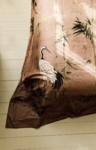 Esquina cama con colcha estampada Garzas Coordonné, bonita, exclusiva, exótica. Comprar online Fernández Textil.