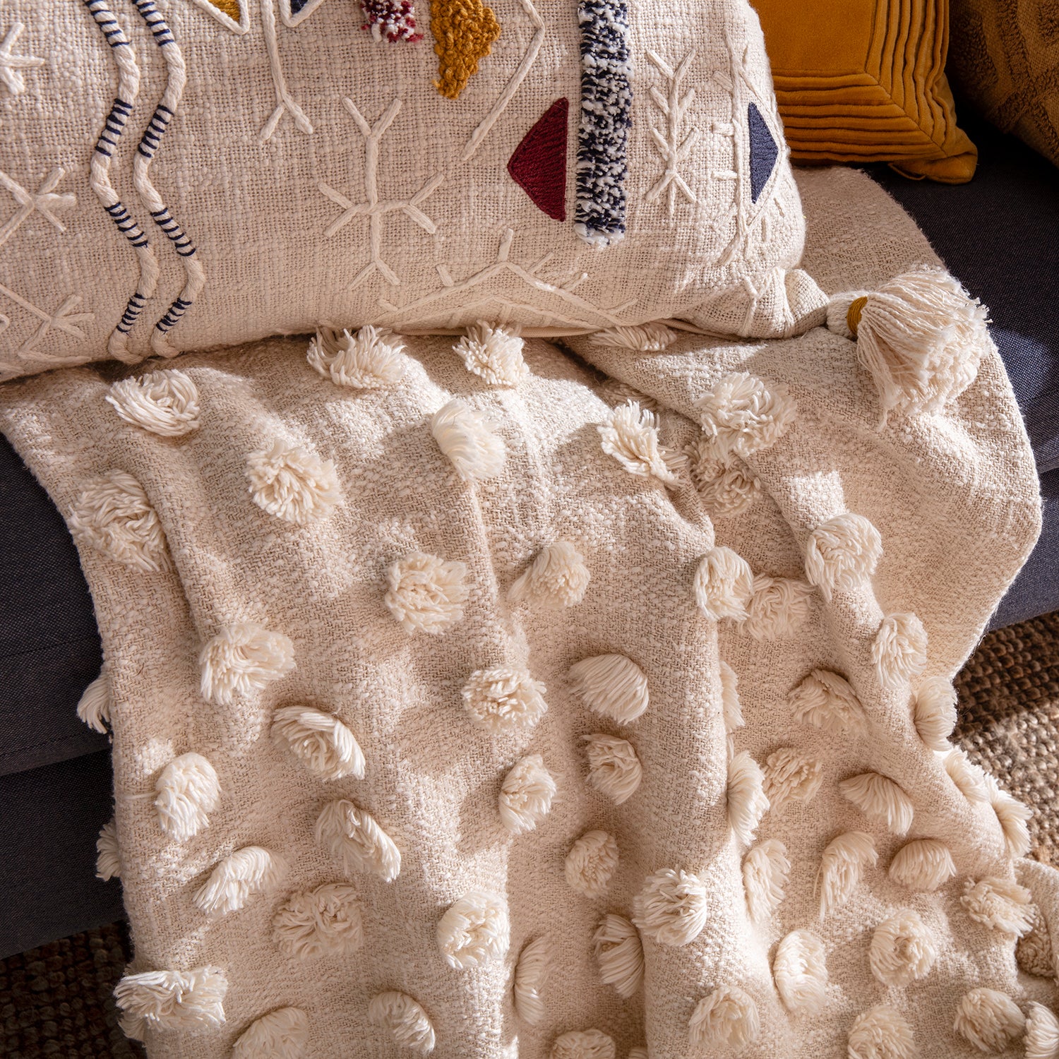 Plaid Lia Kas Australia, comprar online mantita para sofá o cama, color crudo natural. Cojines a juego. Sofá teja