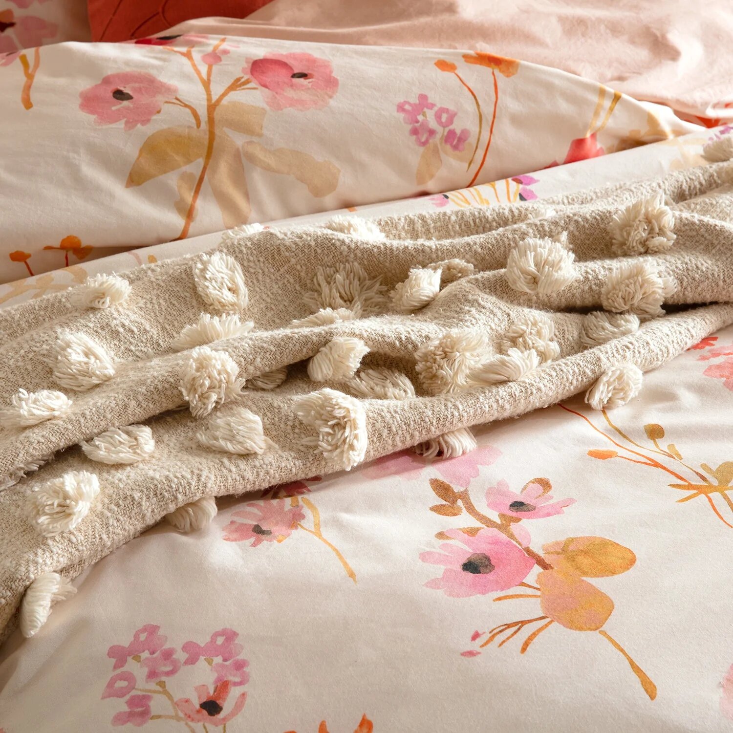 Mantita sobre cama. Plaid Lia Kas Australia, diseño pompones color crudo. Algodón 100%. Comprar online Fernández Textil