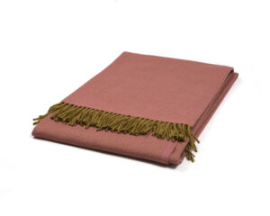 Manta Ezcaray lana merino 100% Australia extra fino diseño en forma de espiga comprar online Fernández Textil. Color rosado