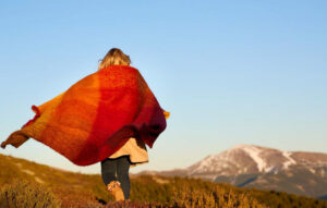 Manta Ezcaray Mohair colores rojos otoñales, para ir a la montaña. Comprar online fernandez textil