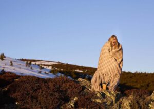 Manta Ezcaray de pata de gallo perfecta para la montaña. Color beige. Comprar online en Fernández Textil