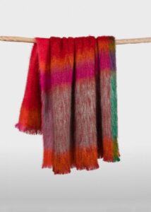 Manta de colores Ezcaray modelo Rozco Mohair diseño a cuadros comprar online Fernández Textil rojos y rosas