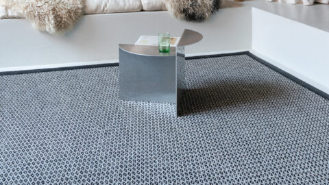 alfombra-yakuza-802-tekiya-kp-fernandez-textil-3 Salón con alfombra de sisal de Tanzania a medida KP Yakuza comprar online Fernández Textil diseño bicolor trama trenzada resistente