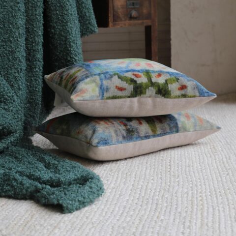 Escaparate Fernández Textil en León cojines divertidos alfombras yute jarrones cerámicos diseño primaveral