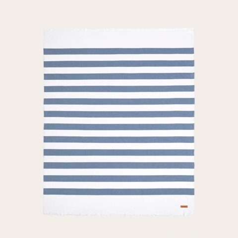 Toalla playa Briciní Costa Nova. Diseño a rayas en toalla tipo pareo, toalla hammam, ligera de algodón. Rayas blancas y azul marino