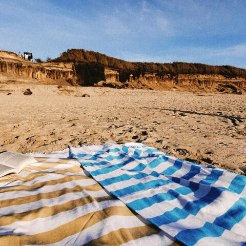 Toalla playa Costa Nova diseño rayas azules blancas amarillas 100% algodón.