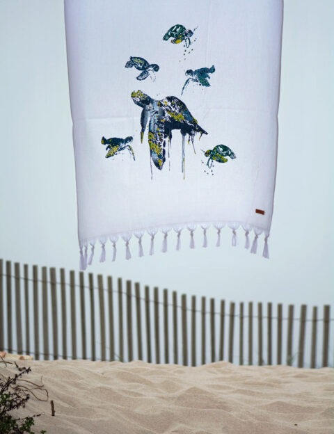 Toalla pareo playa Briciní Turtle con diseño de tortugas sobre fondo blanco. Comprar online toalla ligera, no se pegan arenas, algodón