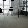 Moqueta modular Interface Polichrome colocada en escenario moderno comprar online alfombra color topo