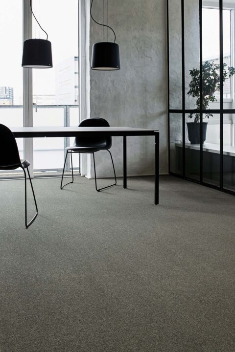 Moqueta modular Interface Polichrome colocada en escenario moderno comprar online alfombra color topo