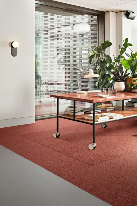 Moqueta modular Interface Touch&Tones colocada en escenario moderno comprar online alfombra Fernández textil