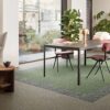 Moqueta modular Interface Touch&Tones colocada en escenario moderno comprar online alfombra Fernández textil
