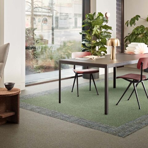 Moqueta modular Interface Touch&Tones colocada en escenario moderno comprar online alfombra Fernández textil