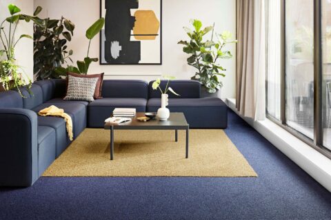 Moqueta modular Interface Touch&Tones colocada en escenario moderno comprar online alfombra Fernández textil