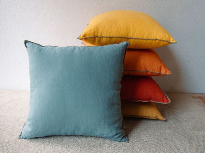 decorar la cama con cojines